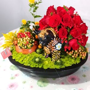 Arreglo de Torito de Pucará con Rosas y cerámica.