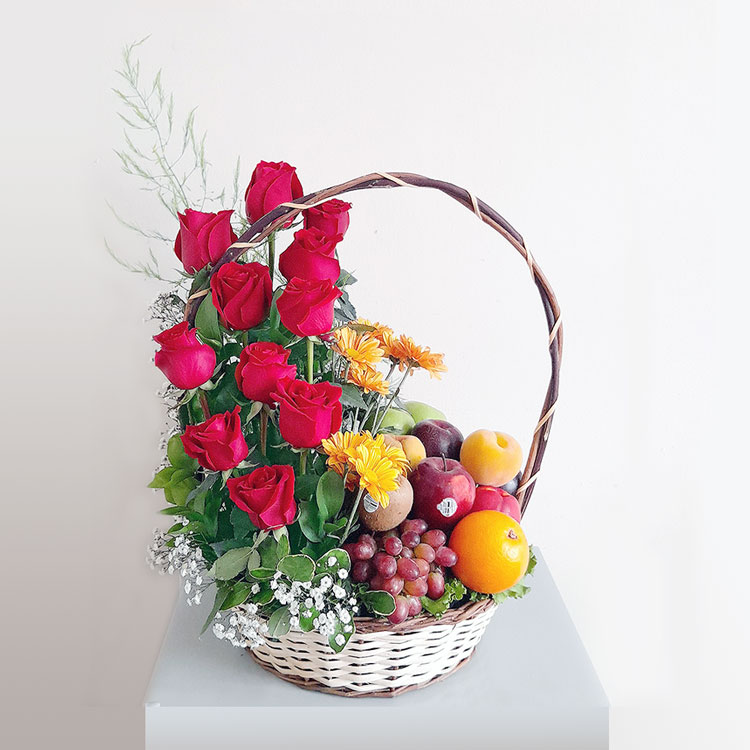 Canasta de rosas, flores y frutas. Arreglo de flores en Lima