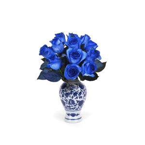 Rosas azules en florero de porcelana