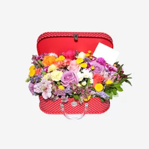 Arreglo-cofre-rojo-con-flores-mixtas arreglo floral Baúl rojo con puntos blancos. Florería San Borja