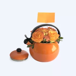 Arreglo-floral-tetera-naranja Arreglo floral tetera naranja en Lima