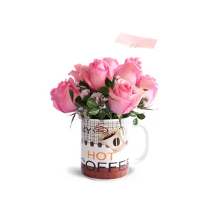 Arreglo-taza-con-rosas-rosadas Taza con arreglo de rosas rosadas. Florería en Lima