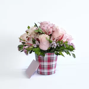 Baldecito con rosas y astromelias en Lima. Floristería en Surco