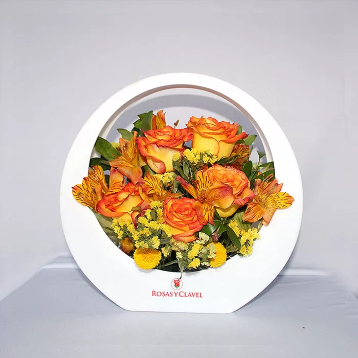 Circulo con rosas naranjas. Florería Lima