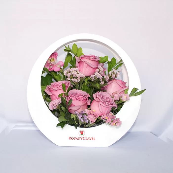 Circulo con rosas rosadas. Floristería en Lima