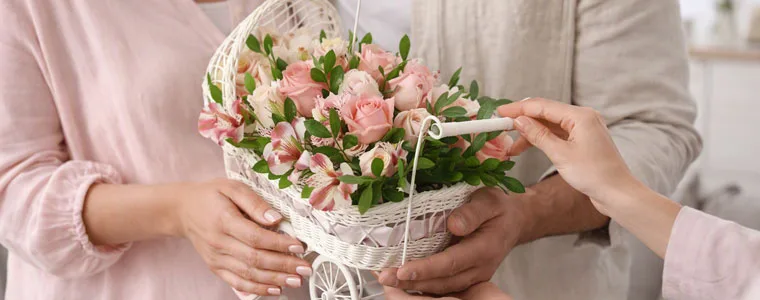 Cuna Primaveral encantadora con Flores Frescas